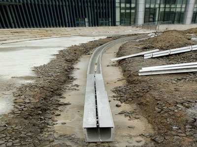 環(huán)達(dá)集團(tuán)前廣場縫隙式排水溝施工現(xiàn)場